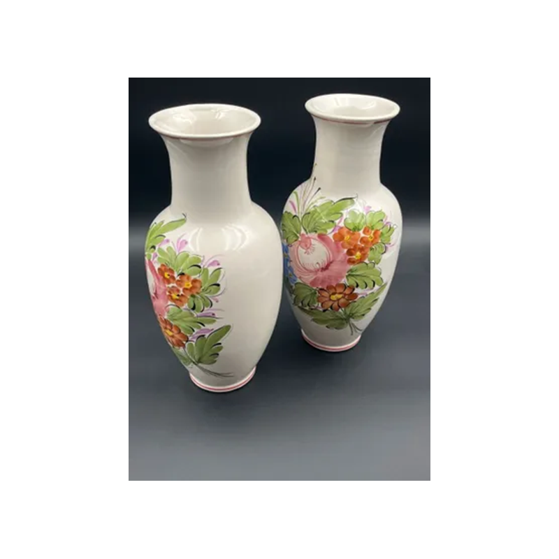 2 vases en faïence artisanale – décor floral peint à la main – 33 cm