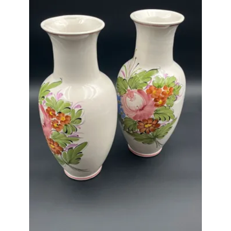 2 vases en faïence artisanale – décor floral peint à la main – 33 cm