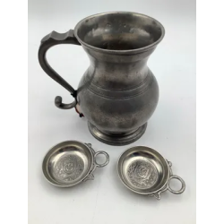 Set Pitcher + 2 Tastevins in Tin "The Mans of Manoir" Pyter Paris, Medio xxᵉ