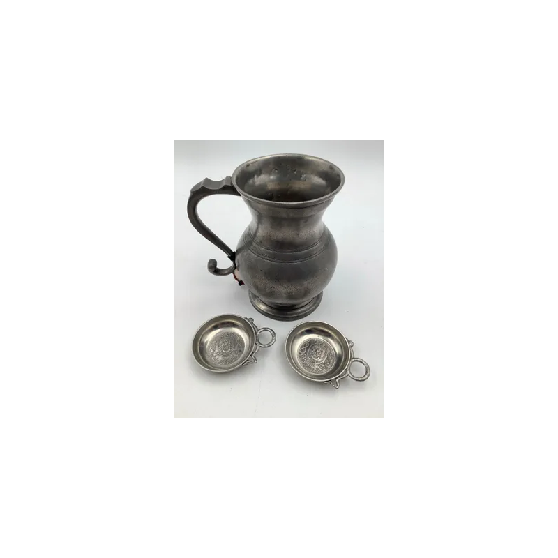 Set Pitcher + 2 Tastevins in Tin "The Mans of Manoir" Pyter Paris, Medio xxᵉ