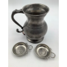 Set Pitcher + 2 TASTEVINS IN TIN "DE MANS VAN MANOIR" PEWER PARIJS, MIDDEN xxᵉ