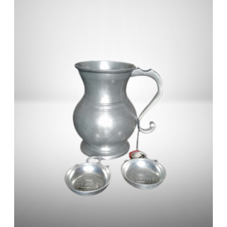 Set Pitcher + 2 Tastevine in Zinn "Die Mans of Manoir" Zinn Paris, mittleren xxᵉ