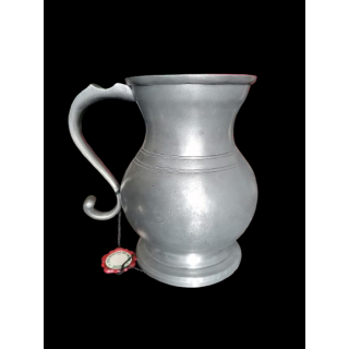 Set Pitcher + 2 Tastevins in Tin "The Mans of Manoir" Pyter Paris, Medio xxᵉ