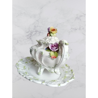 Soupière italienne en barbotine – Val del Brenta – décor floral en relief – authentique faïence vintage