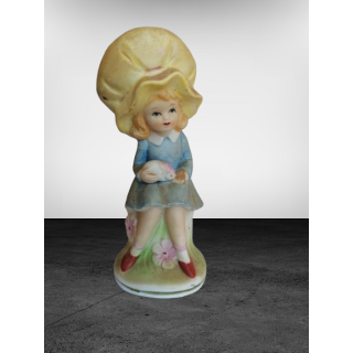 Chica figurina en el gran sombrero de porcelana con mano pintada a mano 50 / 70s