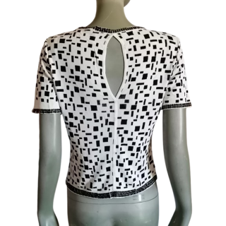Top graphique noir et blanc ALMA avec perles – style rétro chic