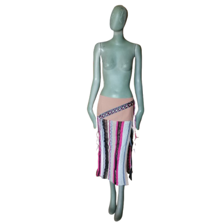 Falda «Archive Voyage » de Marina Rinaldi, temporada primavera-verano 2003 – Prenda de punto de ganchillo asimétrica, sin usar