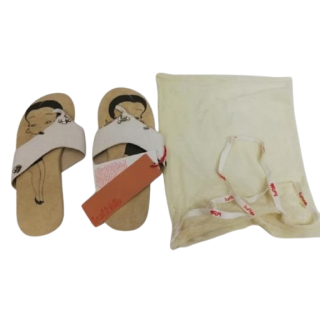 Sandalen Trust Toilette