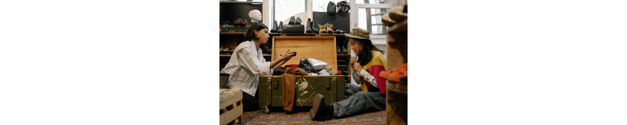 L'intera moda di notizie su vintage, indumento agli accessori tramite la scarpa, la pelletteria, ecc